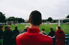 Grupo de espectadores en un partido de fútbol.