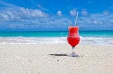 Cóctel refrescante en una playa.