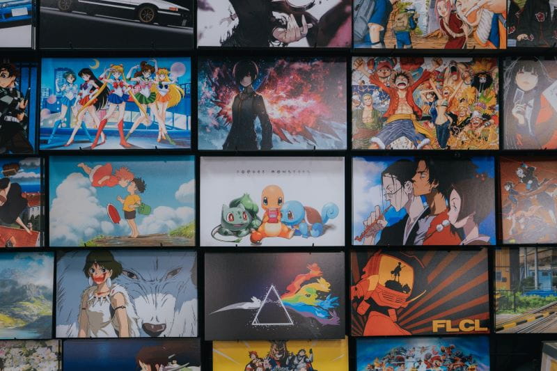 Pantalla con diversas series anime.