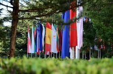 Banderas europeas en un jardín.