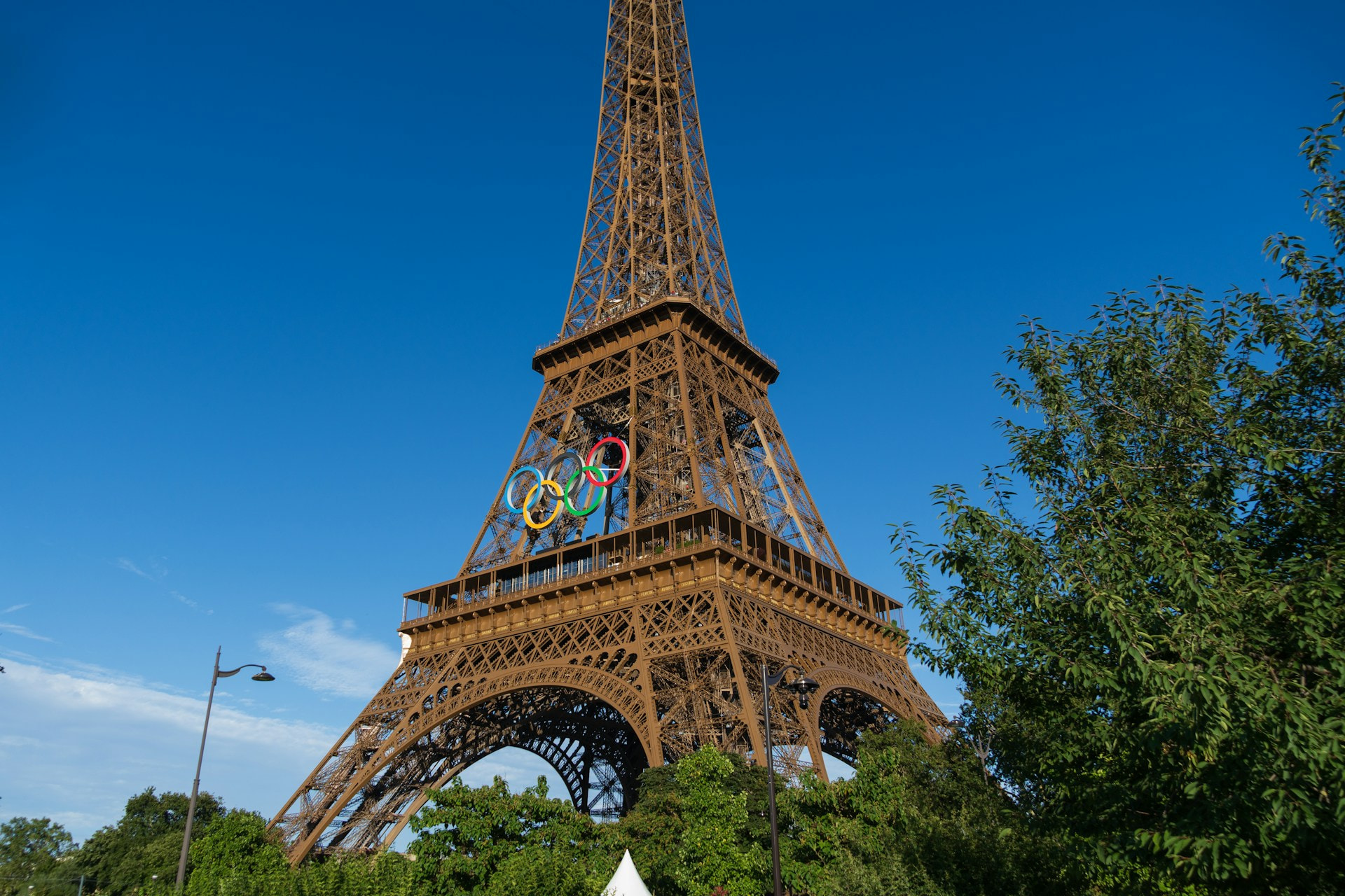 Torre Eiffel de París con los anillos olímpicos.