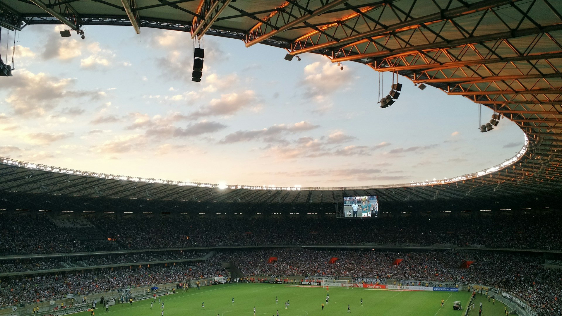 Estadio de fútbol lleno de espectadores.