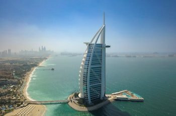 Hotel de lujo situado en el mar en Dubái (Emiratos Árabes Unidos).