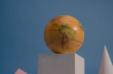 Globo terráqueo con el mapa de América Latina.