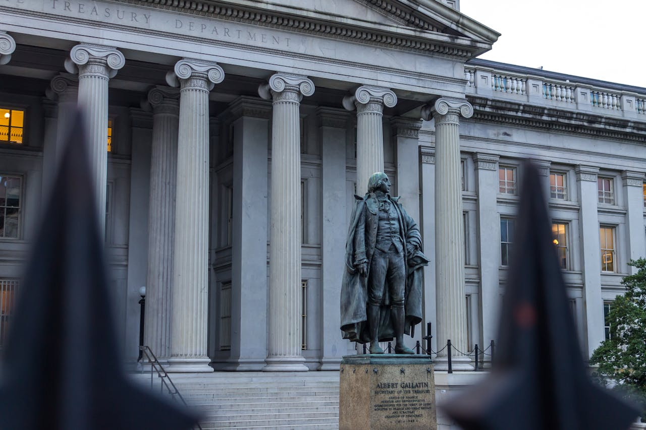 Estatua de Albert Gallatin delante del edificio del Departamento del Tesoro en Washington, D.C.