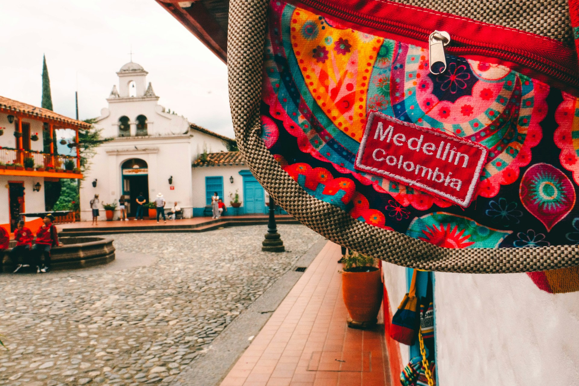 Souvenir de Medellín colgado en la fachada de un comercio en una calle de la ciudad.